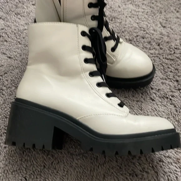 Universal Thread lace up heeled boot - Picture 6 of 8